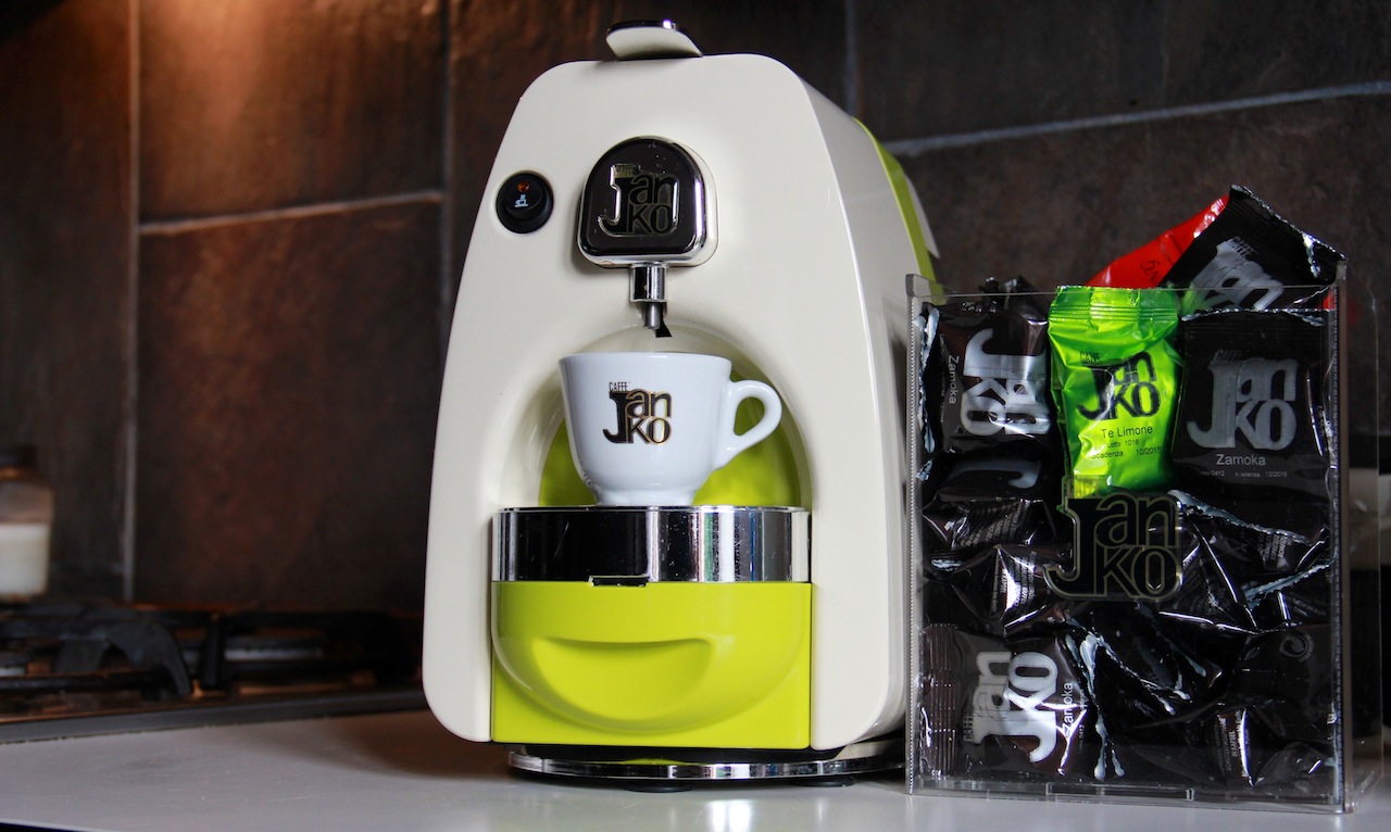 Macchine per caffè espresso con capsule per gustare la tua miscela preferita anche a casa con un mix perfetto tra tecnologia e design.
